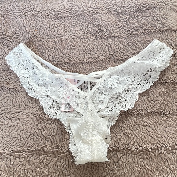 La Senza White Lace Thong with Sequins - Picture 5 of 5
